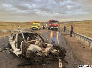 Взрыв легкового автомобиля после столкновения с бензовозом в Сибири